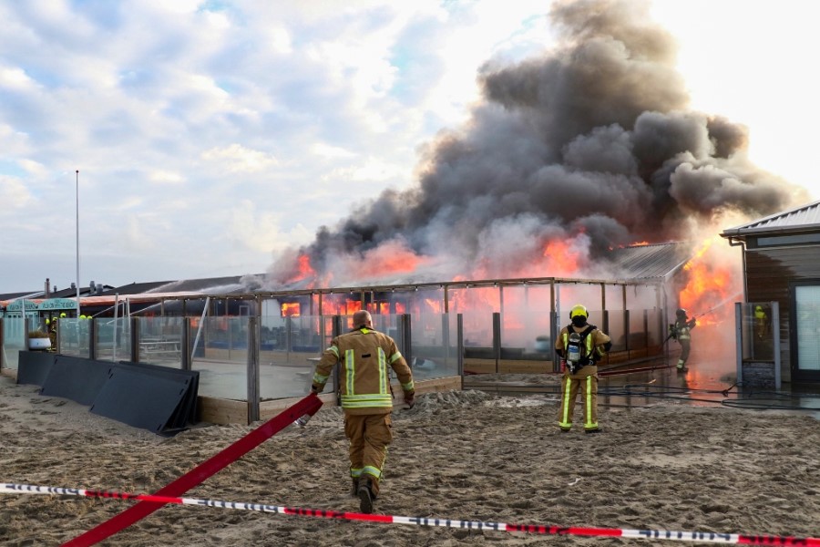 Strandpaviljoen in vlammen op na zeer grote brand