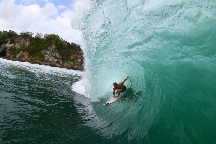 Roy van Eijk surft de meest heftige golf van Bali
