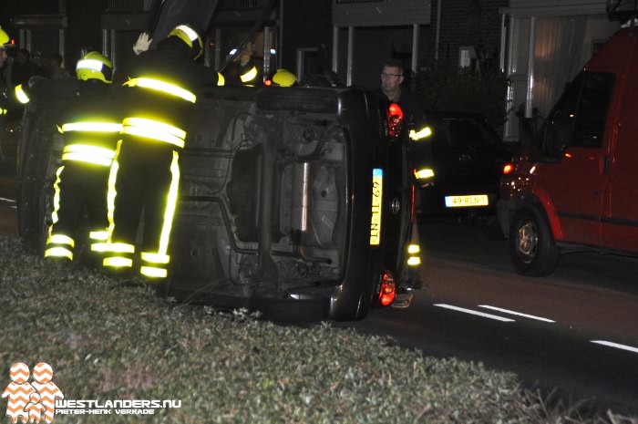 Auto knalt op betonblok bij eenzijdig ongeluk Koningin Julianaweg