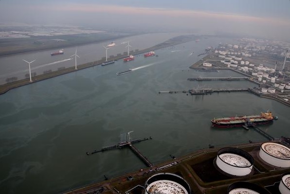 Westland Infra neemt private netten over in Rotterdamse Havengebied