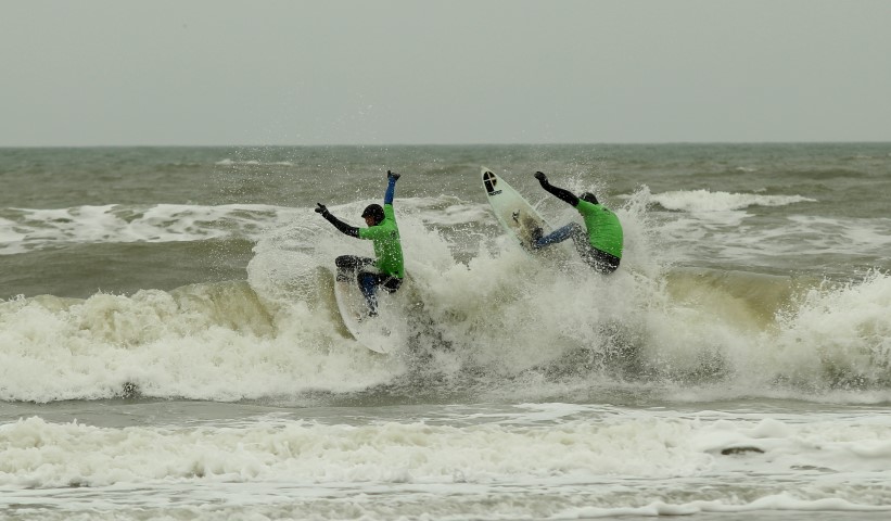Team protest winnaar Dreams Double Trouble surfwedstrijd