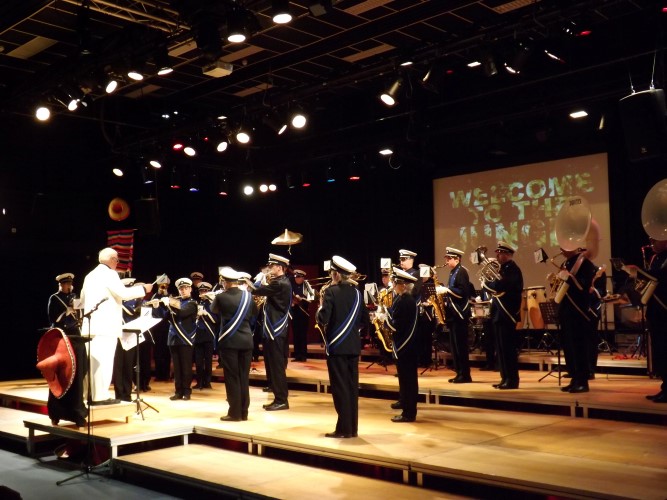 Loswal \'De Bonnen\' schenkt € 5500 aan Harmonievereniging Rotterdam aan Zee