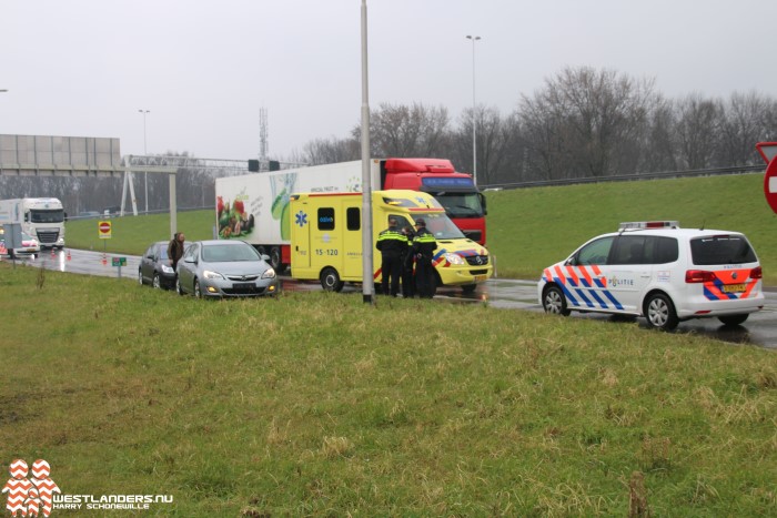 Vrouw gewond bij ongeluk afrit A20 Maasdijk