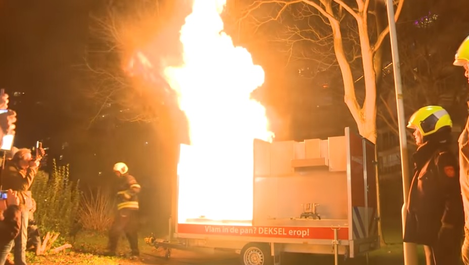 Brandweer Haaglanden in actie tegen vlam in de pan