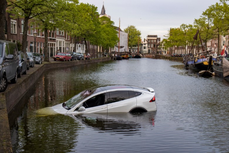 Peperdure Tesla te water in Schiedam