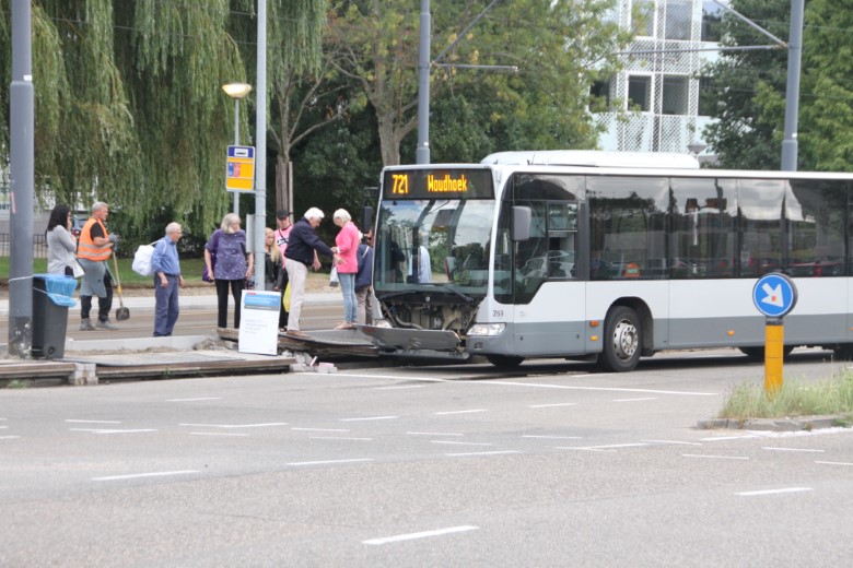 RET-bus klapt op betonplaat bij halte
