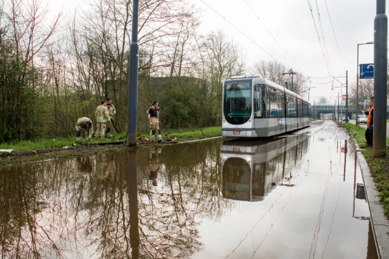 Schiedamse trambaan onder water na hevige regenval
