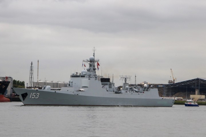 Chinees oorlogschip op bezoek in Rotterdamse haven