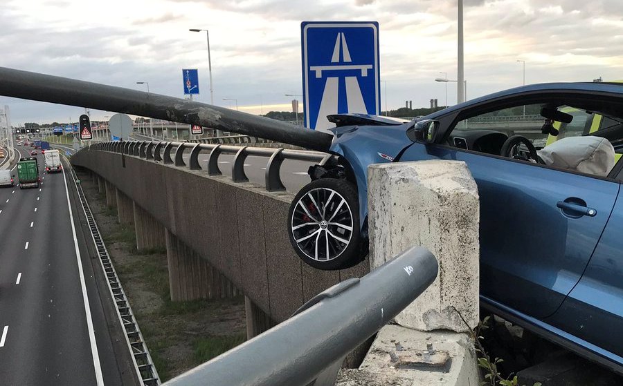 Alcomobilist bijna van viaduct A15 gereden