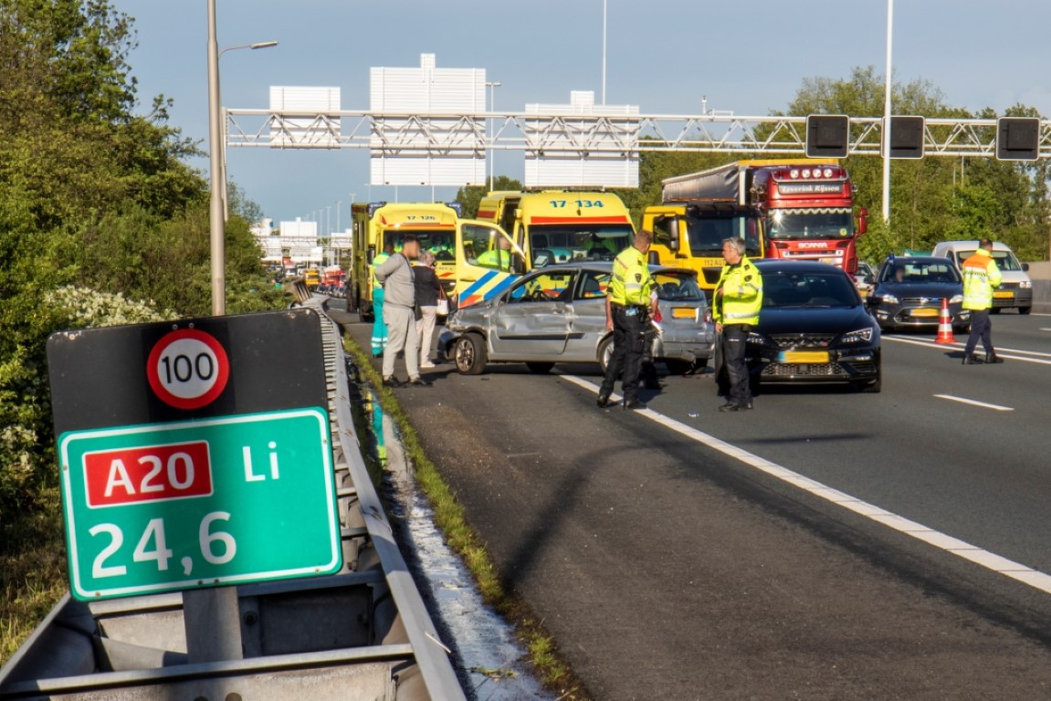 Rijksweg A20 lange tijd dicht na ongeval