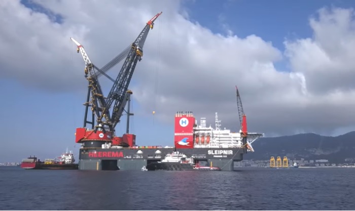 Maiden trip grootste kraanschip ter wereld naar Rotterdam