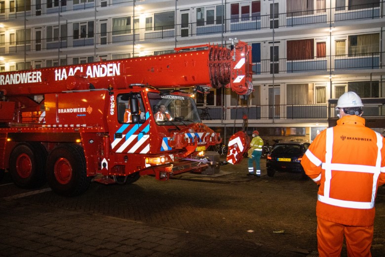Mobiele kraan brandweer Haaglanden ingezet bij afhijsing