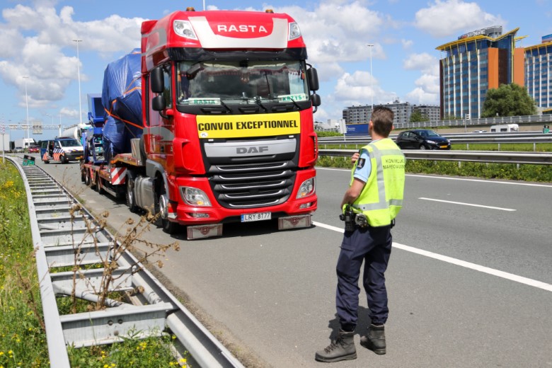 Flinke prent voor te hoog geladen vrachtwagen bij Beneluxtunnel