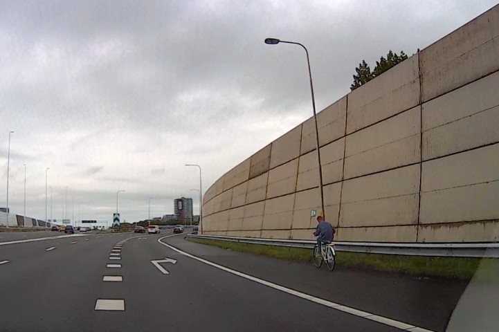 Jeugdige fietser op vluchtstrook A4 Benelux-tracé