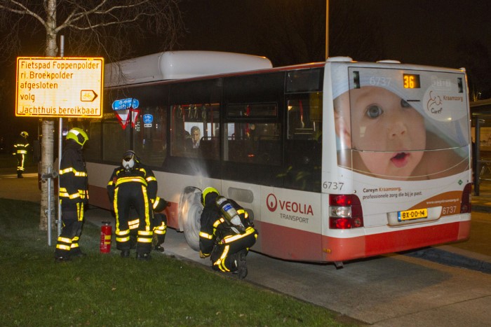Buschauffeur blust beginnende brand bus