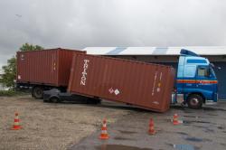 Container valt op auto na ongeval