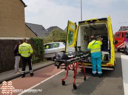 Auto eindigt tegen woning na ongeluk Secretaris Verhoeffweg