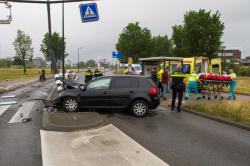 Auto knalt op paal in Vlaardingen