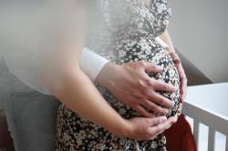 42% van pasgeboren baby’s in 2022 had een niet-getrouwde moeder 
