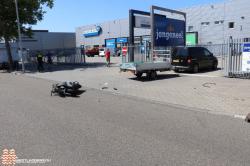 Scooterrijder gewond in aanhanger na aanrijding