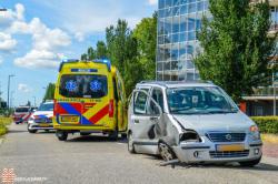Automobiliste gewond na botsing tegen lantaarnpaal