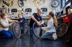 Rotaryclubs en ISW repareren fietsen voor Oekraïense vluchtelingen