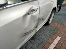 Automobilist doorgereden na botsing tegen geparkeerde Opel