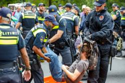 Politie haalt bijna 600 actievoerders van de A12