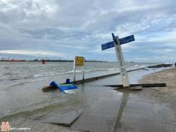 Hoog water bij de pier in Hoek van Holland