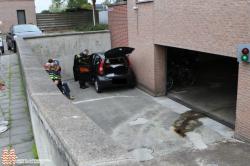 Bestuurder klapt tegen betonnen muur bij ondergrondse parkeergarage