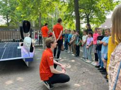 Vincent Groen bezoekt basisschool 't Startblok met Brunel Solar Team
