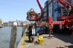 Auto met kind te water in haven Maassluis