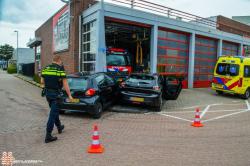 Ongeluk pal voor de brandweerkazerne in Maassluis