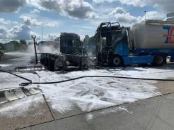 Vrachtwagens uitgebrand na botsing