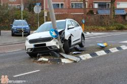 Auto tegen lichtmast na ongeluk Molenweg