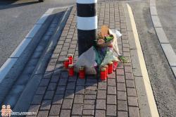 Bloemen bij Westerleeplein voor overleden Naaldwijker