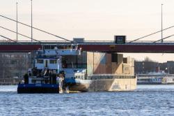 Containerschip in botsing met de Willemsbrug