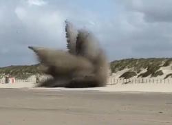 Vliegtuigbom onschadelijk gemaakt op het strand