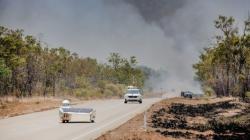 Uitdaging door bosbranden op openingsdag WK zonneracen