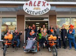 Bestuur Oranjesluistocht overhandigt fietsen aan Pieter van Foreest