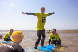 Surf Project viert 10-jarig jubileum op het strand van Ter Heijde 